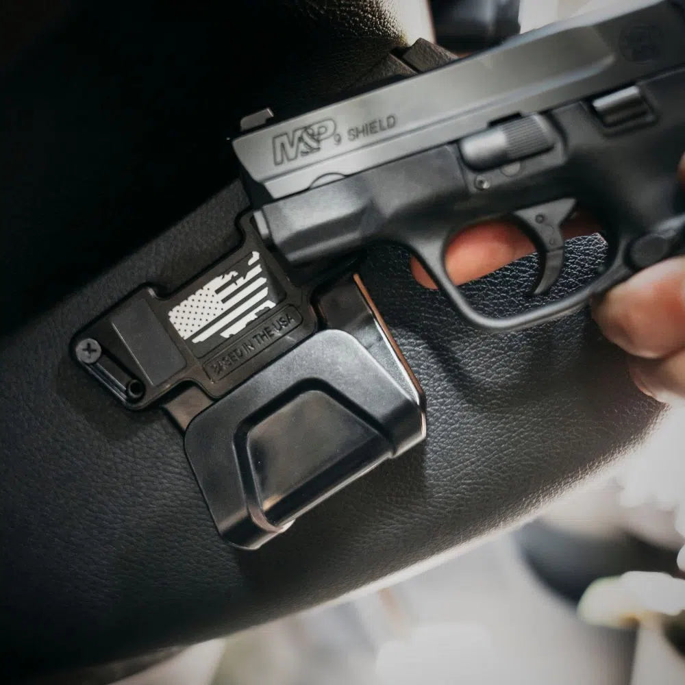 Magnetic pistol mount